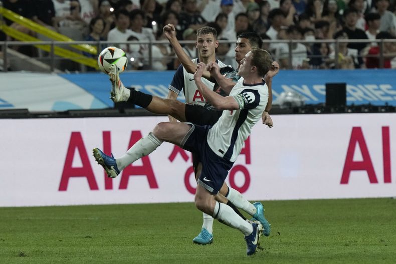 Adin Licina, centro, del Bayern Múnich, lucha por el balón con Oliver Skipp, del Tottenham Hotspur, a la derecha, durante un partido de fútbol de pretemporada en el Estadio de la Copa Mundial de Seúl en Seúl, Corea del Sur, el sábado 3 de agosto de 2024. (AP Foto/Ahn Young-joon)