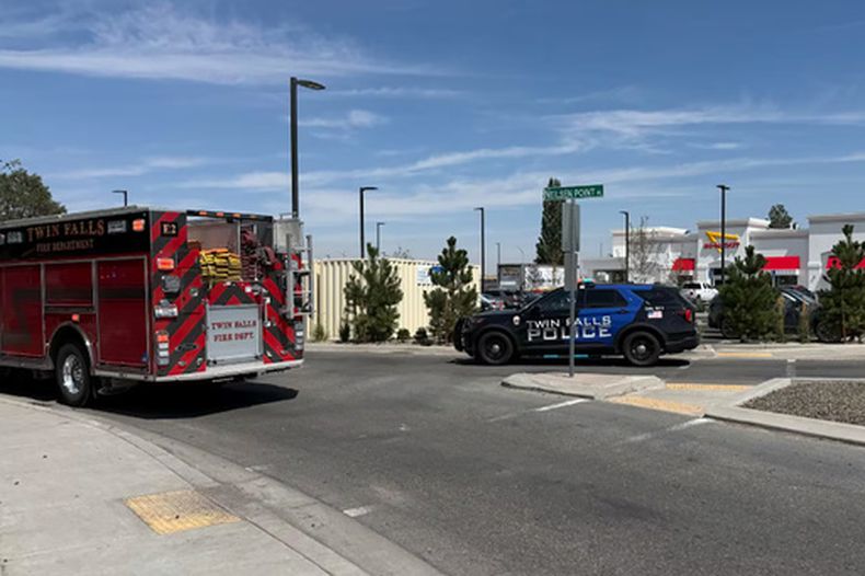 Esta imagen, proporcionada por la televisora KMVT, muestra el lugar de un tiroteo ocurrido el sábado 1 de agosto de 2026 en un restaurante In-N-Out Burger, en Twin Falls, Idaho. (KMVT vía AP)