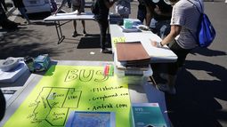 Un mapa del sistema de autobuses en un estacionamiento organizado para ayudar a las personas con planes de viaje, alojamiento, comida y refugio, el viernes 6 de octubre de 2023, en San Diego. El eficiente sistema de albergues para migrantes de San Diego está siendo puesto a prueba como nunca antes, ya que la CBP está dejando a los migrantes en las calles de la segunda ciudad más grande de California porque los albergues están llenos. (AP Foto/Gregory Bull)