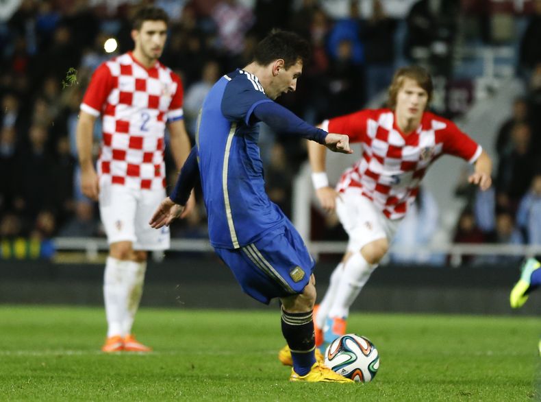 Lionel Messi marca un gol de penal en el partido amistoso ante Croacia en Londres, el mi&eacute;rcoles 12 de noviembre de 2014. (AP Foto/Kirsty Wigglesworth)