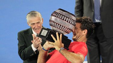 americateve | El argentino Juan Mart&iacute;n Del Potro intenta levantar su trofeo de campe&oacute;n del torneo de Sydney ante la mirada del legendario tenista Ken Rosewall el s&aacute;bado 11 de enro de 2013. (AP Foto/Daniel Munoz)
