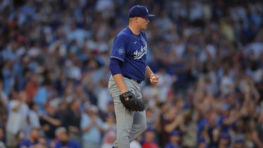 Tarik Skubal, de los Dodgers de Los Ángeles, se lamenta trsa recibir un jonrón de Dansby Swanson, de los Cachorros de Chicago, el martes 4 de agosto de 2026 (AP Foto/Melissa Tamez)