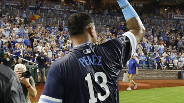El venezolano Salvador Pérez agradece al público luego del triunfo de los Reales de Kansas City luego del triunfo sobre los Cachorros de Chicago, el viernes 26 de julio de 2024 (AP Foto/Colin E. Braley)