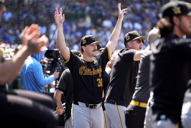 El abridor de los Piratas de Pittsburgh Paul Skenes celebra en el dugout después de que Yasmani Grandal bateara un sencillo productor de dos carreras en la quinta entrada del juego de béisbol en contra de los Cachorros de Chicago, el viernes 17 de mayo de 2024, en Chicago. (AP Foto/Charles Rex Arbogast)
