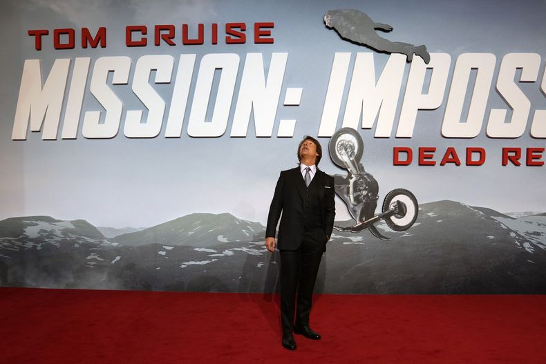 Tom Cruise mira en el estreno de Mission Impossible, Dead Reckoning Part One en el Palacio de los Emiratos en Abu Dhabi, Emiratos Árabes Unidos el 26 de junio de 2023. (Foto AP/Kamran Jebreili)