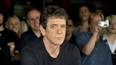 americateve | En esta fotograf&iacute;a de archivo del 24 de junio de 2003, la leyenda del rock Lou Reed imprime las huellas de sus manos al ser introducido al llamado Rockwalk de Hollywood, en Los Angeles. Reed muri&oacute; de una enfermedad relacionada con el h&iacut