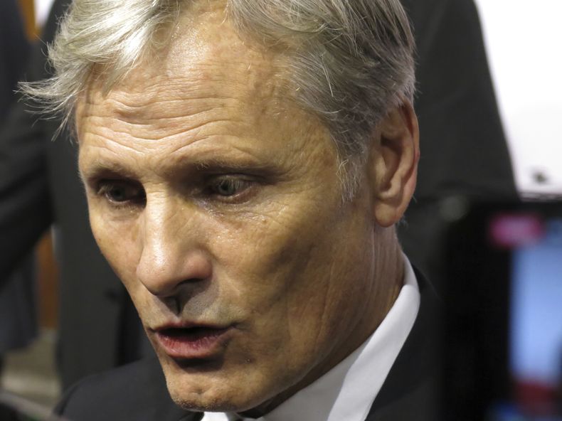 El director y actor estadounidense Viggo Mortensen habla con reporteros en la alfombra roja de la película The Dead Dont Hurt en Morelia, México, el viernes 20 de octubre de 2023. (Foto AP/Berenice Bautista)