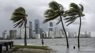 alerta del tiempo en miami y se pide a las personas resguardarse ante las tormentas que azotan la zona