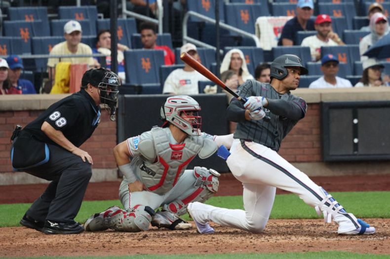 Juan Soto, de los Mets de Nueva York, batea un triple durante la séptima entrada del juego de béisbol de Grandes Ligas contra los Filis de Filadelfia, el sábado 27 de junio de 2026, en Nueva York. (AP Foto/Heather Khalifa)