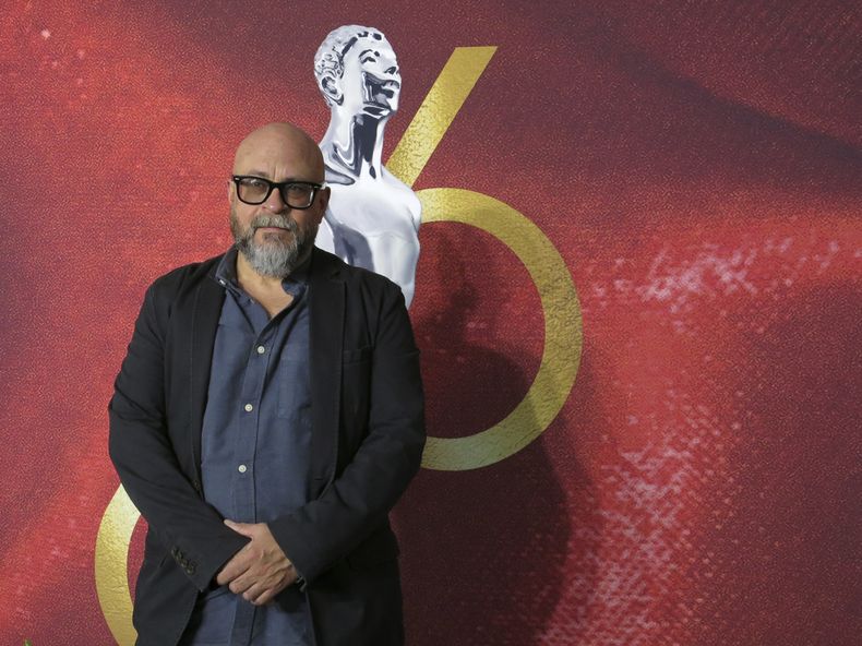 El director Everardo González, del documental Una jauría llamada Ernesto, posa al llegar al almuerzo de nominados de la 66a edición de los premios Ariel de la Academia Mexicana de Artes y Ciencias Cinematográficas en la Ciudad de México el 21 de agosto de 2024. (Foto AP/Berenice Bautista)