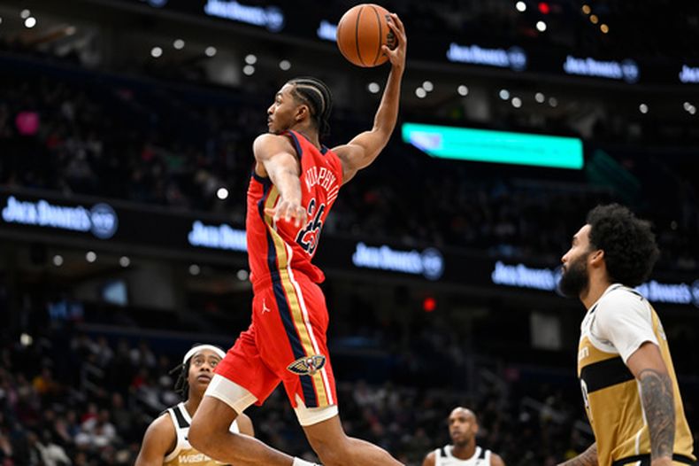Trey Murphy III (25), de los Pelicans de Nueva Orleans, intenta una clavada durante la segunda mitad del juego de baloncesto de la NBA frente a los Wizards de Washington, el viernes 9 de enero de 2026, en Washington. (AP Foto/John McDonnell)