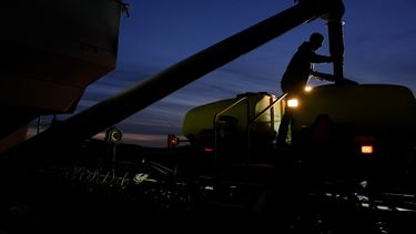 ARCHIVO - Mark Woodruff labora en una planta de semillas de soja el 22 de abril de 2024, en Sabina, Ohio. (AP Foto/Joshua A. Bickel, archivo)