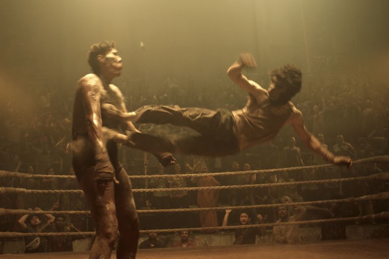 En esta imagen proporcionada por Universal Pictures, una escena de la película Monkey Man. (Universal Pictures via AP)