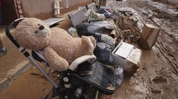 Las pertenencias de un residente, en medio del lodo tras las inundaciones que arrasaron Massanassa, a las afueras de Valencia, España, el 2 de noviembre de 2024. (AP Foto/Alberto Saiz)