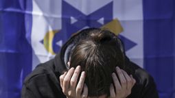 Una mujer reacciona en la llamada “Plaza de los Rehenes” en Tel Aviv, Israel, el jueves 20 de febrero de 2025, a la entrega de los cuerpos de cuatro rehenes israelíes, entre ellos, los de una madre y sus dos hijos, a la Cruz Roja por parte de Hamás en Gaza. (AP Foto/Oded Balilty)
