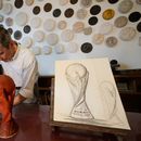 Giorgio Gazzaniga, hijo del escultor Silvio Gazzaniga, coloca la escultura original de yeso de la Copa del Mundo en un estuche de madera dentro de una bodega en Pioltello, Italia, el sábado 11 de julio de 2026 (AP Foto/Luca Bruno)