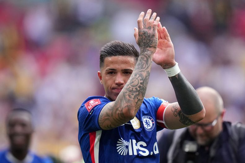 Enzo Fernández de Chelsea celebra la victoria ante Leeds en las semifinales de la Copa FA, el domingo 26 de abril de 2026. (AP Foto/Alastair Grant)