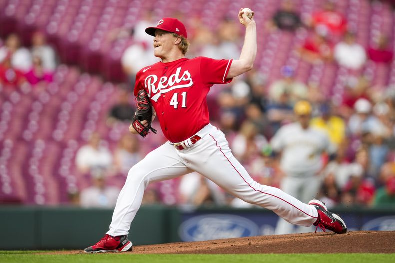 El lanzador novato de los Rojos de Cincinnati Andrew Abbott lanza en la primera entrada del juego ante los Cerveceros de Milwaukee el lunes 5 de junio del 2023. (AP Foto/Aaron Doster)