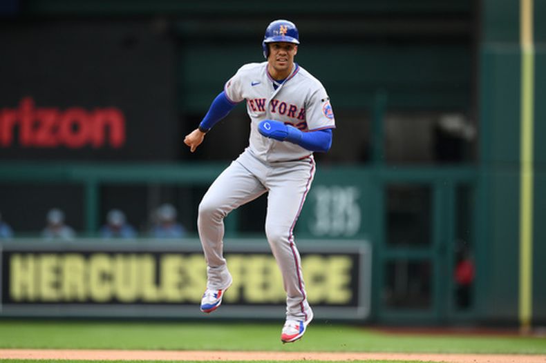 El jardinero de los Mets de Nueva York, Juan Soto, toma ventaja desde la primera base durante la primera entrada de un partido de béisbol contra los Nacionales de Washington, el 26 de septiembre de 2026, en Washington. (Foto AP/Nick Wass)