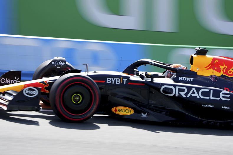 El piloto holandés Max Verstappen de Red Bull maniobra el auto durante la primera sesión de práctica en el Gran Premio de Holanda el viernes 23 de agosto del 2024.(AP Foto/Peter Dejong)