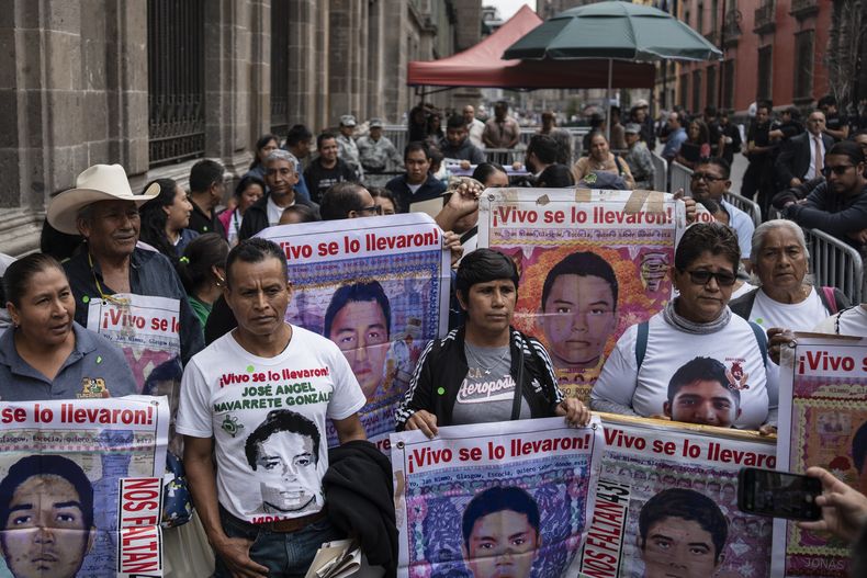 Familiares de los 43 estudiantes de Ayotzinapa que desaparecieron hace diez años en el estado de Guerrero, llegan al Palacio Nacional para reunirse con el presidente mexicano Andrés Manuel Lopez Obrador en Ciudad de México, el 27 de agosto de 2024. (AP Foto/Félix Marquez)
