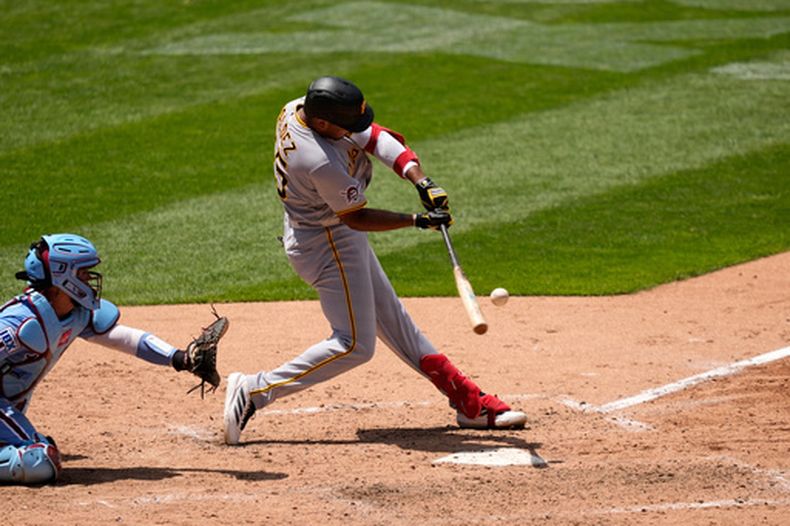 Esmerlyn Valdez de los Piratas de Pittsburgh batea un sencillo anotador en la quinta entrada ante el pitcher de los Filis de Filadelfia el jueves 2 de julio del 2026. (AP Foto/Matt Slocum)
