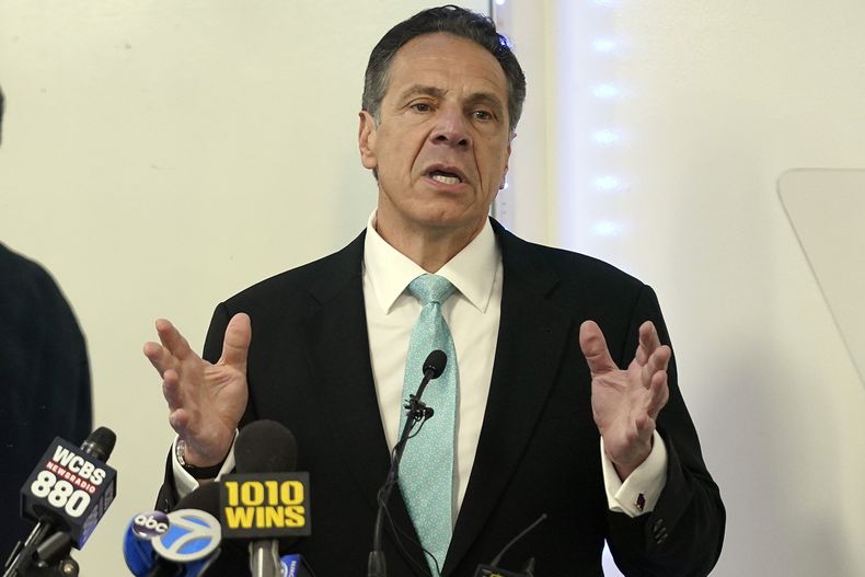 ARCHIVO - El exgobernador de Nueva York, Andrew Cuomo, habla en una reunión de la Organización de Clérigos Hispanos de Nueva York, 17 de marzo de 2022 en Nueva York. Cuomo inició una demanda para obligar a la procuradora estatal Letitia James a entregar entrevistas inéditas de la investigación sobre acoso sexual que provocó su renuncia, se informó el sábado 20 de enero de 2024. (AP Foto/Seth Wenig, File)