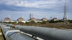 En esta imagen de archivo, vista de la central nuclear de Zaporiyia, en Enerhodar, Zaporiyia, en una zona del sureste de Ucrania ocupada por Rusia, el 1 de mayo de 2022. (AP Foto/archivo)
