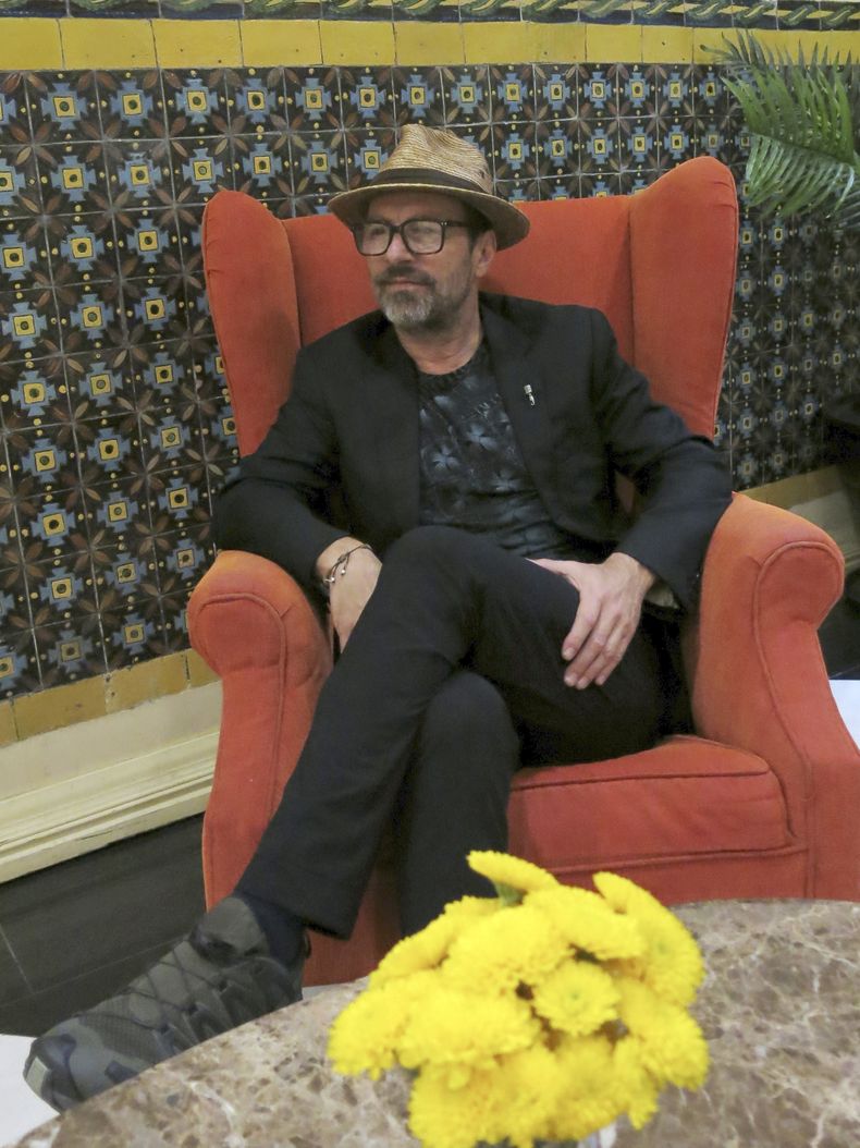 El cantautor argentino-estadounidense Kevin Johansen posa para un retrato durante una entrevista en la Ciudad de México el martes 12 de marzo de 2024. (Foto AP/Berenice Bautista)