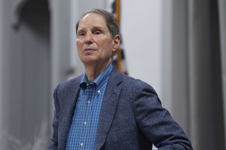 El senador demócrata Ron Wyden escucha durante una reunión con el electorado el viernes 25 de julio de 2025, en Wasco, Oregon. (AP Foto/Jenny Kane)