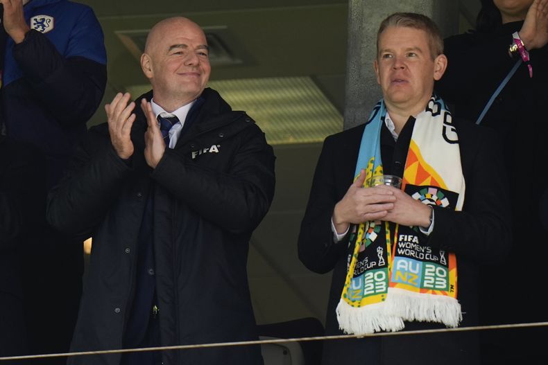 El presidente de la FIFA Gianni Infantino y el Primer Ministro de Nueva Zelanda Christopher Hipkins observan los cuartos de final del Mundial femenino entre España y Holanda el viernes 11 de agosto del 2023. (AP Foto/Alessandra Tarantino)