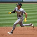 Tyler Callihan, de los Piratas de Pittsburgh, corre hacia la tercera base tras un error de tiro del lanzador de los Nacionales de Washington, Cade Cavalli, en un intento de revirada durante la segunda entrada de un partido de béisbol, el domingo 5 de julio de 2026, en Washington. (Foto AP/Nick Wass)