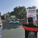 ARCHIVO - Simpatizantes de la candidata presidencial demócrata, la vicepresidenta Kamala Harris, y del candidato presidencial republicano, el expresidente Donald Trump, hacen campaña a las puertas de un colegio electoral, el 5 de noviembre de 2024, en McAllen, Texas. (Joel Martinez/The Monitor via AP, Archivo/The Monitor via AP)