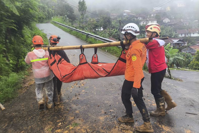 En esta imagen sin fecha de la Agencia Nacional de Desastres (BNPB) publicada el miércoles 22 de 2025, rescatistas cargan el cuerpo de una víctima de inundaciones repentinas que provocaron un deslave, en Pekalongan, Java Central, Indonesia. (BNPB via AP)