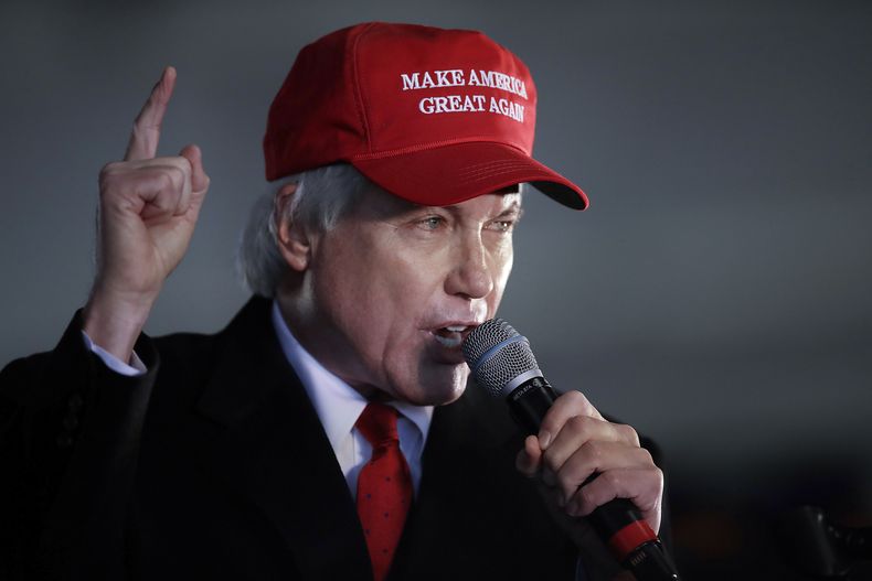 ARCHIVO- En esta foto de archivo del 2 de diciembre de 2020, el abogado Lin Wood, miembro del equipo legal del presidente Donald Trump, habla en un acto en Alpharetta, Georgia. Wood ha pedido que le retiren la licencia para ejercer, en momentos que varios estados han intentado sancionarlo por insistir falsamente en que Trump ganó la elección de 2020. (AP Foto/Ben Margot, File)
