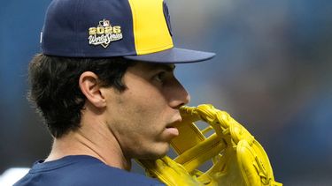 El beateador designado de los Cerveceros de Milwaukee Christian Yelich calienta en la caja de bateo antes del Juego 5 de la Serie Mundial ante los Rays de Tampa Bay el miércoles 28 de octubre del 2026. (AP Foto/Ashley Landis)