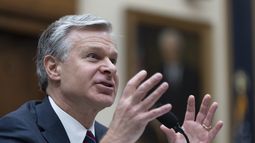 El director del FBI, Christopher Wray, testifica ante una comisión de la Cámara sobre el atentado del 13 de julio en un evento de campaña en Butler, Pensilvania, el miércoles 24 de julio de 2024, en el Capitolio. (AP Foto/Manuel Balce Ceneta)