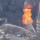 La explosión de una refinería causa enorme incendio en Texas