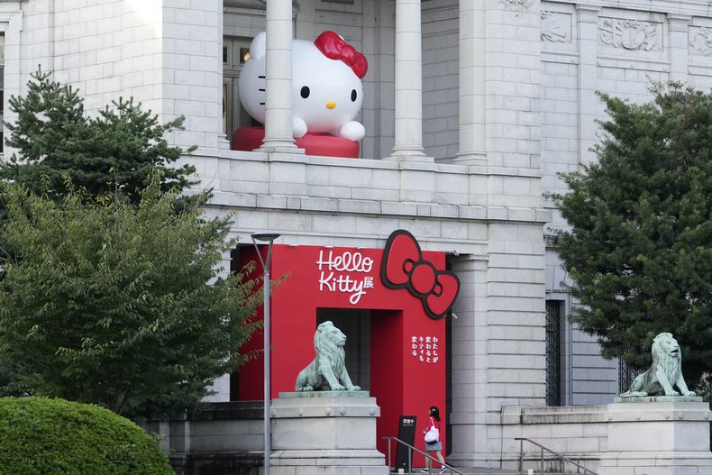 Decoraciones de Hello Kitty en el Museo Nacional de Tokio, donde se lleva a cabo la exposición A medida que yo cambio, ella también, que conmemora el 50 aniversario de Hello Kitty en Tokio el miércoles 30 de octubre de 2024. (Foto AP/Shuji Kajiyama)