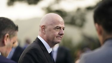 El presidente de la FIFA Gianni Infantino conversa con periodistas previo a la presentación del logo del Mundial de 2026, en Los Ángeles, el miércoles 17 de mayo de 2023. (AP Foto/Jae C. Hong)