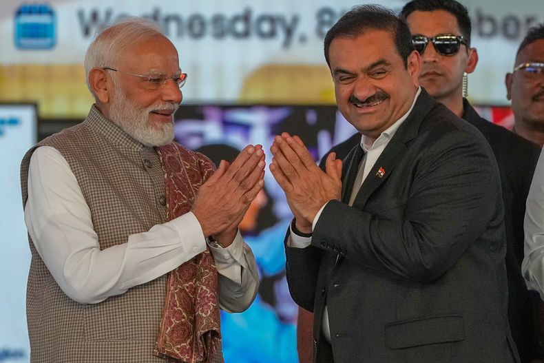 El primer ministro de la India Narendra Modi (i) con el presidente de Adani Group, Gautam Adani, al inaugurar el Aeropuerto Internacional Navi Mumbai el 8 de octubre del 2025. (AP foto/Rafiq Maqbool)
