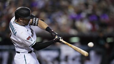 Evan Longoria de los Diamondbacks de Arizona conecta un jonrón en la tercera entrada del juego ante los Rays de Tampa Bay el martes 27 de junio del 2023. (AP Foto/Ross D. Franklin)