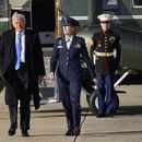 El presidente Donald Trump camina en dirección al Air Force One junto a la coronel Angela Ochoa en la Base Conjunta Andrews, Maryland, el viernes 7 de febrero de 2025, para viajar a su mansión Mar-a-Lago en Palm Beach, Florida. (AP Foto/Ben Curtis)
