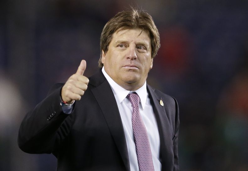 El t&eacute;cnico de la selecci&oacute;n mexicana, Miguel Herrera, saluda tras vencer a Finlandia en un amistoso el 30 de octubre de 2013 en San Diego. (AP Photo/Gregory Bull, File)