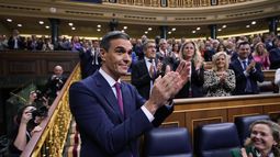 El presidente del gobierno español en funciones, Pedro Sánchez, aplaude al inicio del debate de investidura en el Congreso de los Diputados, el miércoles 15 de noviembre de 2023, en Madrid. (AP Foto/Manu Fernández)