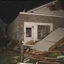 En esta imagen, tomada de un video distribuido por WSYX, los daños causados por el mal tiempo en una zona residencial en Lakeview, Ohio, el 14 de marzo de 2024. (WSYX vía AP)