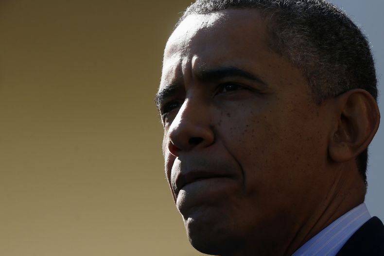El presidente Barack Obama hace una pausa mientras habla en el Rosedal de la Casa Blanca en Washington, en esta fotograf&iacute;a de archivo del lunes 21 de octubre de 2013. (Foto AP/Charles Dharapak)
