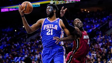 Embiid vuelve de cirugía; 76ers vencen a Heat
