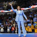La vicepresidenta de Estados Unidos, Kamala Harris, saluda durante un acto de campaña en Atlanta, el 30 de julio de 2024. (AP Foto/John Bazemore)