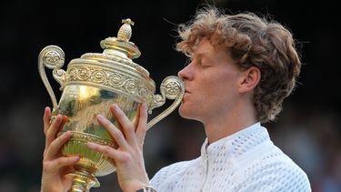 El italiano Jannik Sinner le da un beso al trofeo de Wimbledon al vencer en la final al alemán Alexander Zverev el domingo 12 de julio del 2026. (AP Foto/Kin Cheung)